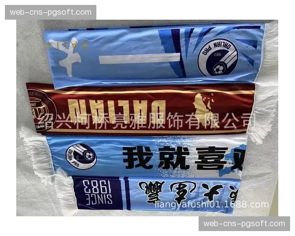 都灵安联球场外的官方商店，球迷排队购买赛季收官战纪念围巾
